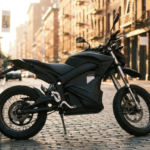 Moto elétrica de estilo naked preta estacionada em uma rua de paralelepípedos ao entardecer