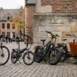 Vários tipos de bicicleta elétrica lado a lado ao ar livre