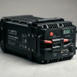 Pacote de bateria de lítio de moto elétrica sobre fundo neutro de estúdio