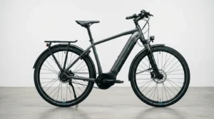 Bicicleta elétrica com motor central e bateria integrada no quadro, vista lateral