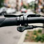 Close do acelerador a punho no guidão de uma bicicleta elétrica