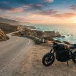 Moto elétrica estacionada na beira de uma estrada litorânea vazia ao entardecer
