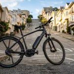 Bicicleta elétrica no pé de uma rua íngreme em bairro de relevo acentuado