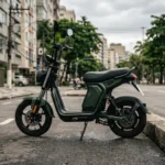 Ciclomotor elétrico estacionado em avenida urbana com o suporte de placa vazio