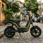Mini moto elétrica para adulto estacionada em uma rua residencial brasileira