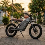 Moto elétrica de 1500W estacionada em rua residencial no fim da tarde