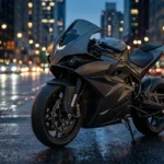 Moto elétrica esportiva de 5000W estacionada em avenida urbana ao anoitecer