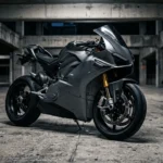 Moto elétrica esportiva com carenagem estacionada em estacionamento coberto