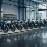 Fileira de motos e scooters elétricas em showroom de concessionária brasileira