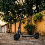 Scooter elétrica urbana estacionada na calçada de um bairro brasileiro ao amanhecer