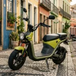 Motoneta elétrica com plataforma plana para os pés estacionada em rua brasileira