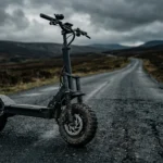 Patinete elétrico de alto desempenho com motor duplo parado em estrada vazia