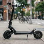 Patinete elétrico reforçado para adulto estacionado na calçada, com freio a disco nas duas rodas
