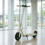 Scooter elétrica branca e verde exposta em uma loja de piso claro