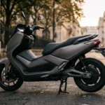 Scooter elétrica de grande porte estacionada em rua da cidade, vista lateral