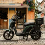 Scooter elétrica pequena com suporte de placa vazio estacionada em frente a um comércio