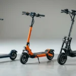 Três patinetes elétricos enfileirados lado a lado para comparação
