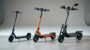 Três patinetes elétricos enfileirados lado a lado para comparação