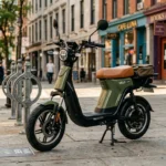 Mini scooter elétrica moped estacionada numa calçada urbana ensolarada