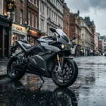 Moto elétrica estacionada numa rua da cidade sob chuva, com asfalto molhado