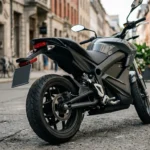 Moto elétrica estacionada mostrando a traseira com o suporte de placa