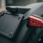 Close do suporte de placa traseira de uma moto elétrica
