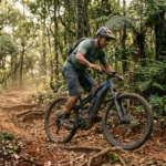 MTB elétrica subindo uma trilha de terra em meio à mata