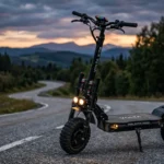Patinete elétrico potente parado numa estrada aberta ao entardecer
