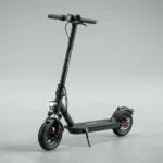 Patinete elétrico moderno em fundo neutro de estúdio, vista de três quartos