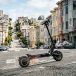 Patinete elétrico subindo uma ladeira íngreme da cidade