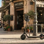 Patinete elétrico estacionado num canto urbano com clima de deslocamento diário