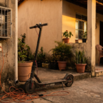 Scooter elétrica carregando ao lado do medidor de energia da casa