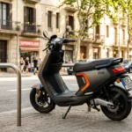 Scooter elétrica urbana estacionada numa rua ensolarada