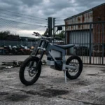 Moto elétrica sozinha em pátio administrativo cercado por tela