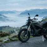 Moto elétrica com bagageiro parada em mirante de estrada de serra