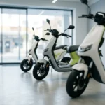 Interior de revenda com scooters elétricas alinhadas no piso claro