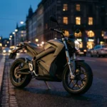 Moto elétrica urbana estacionada em rua ao anoitecer